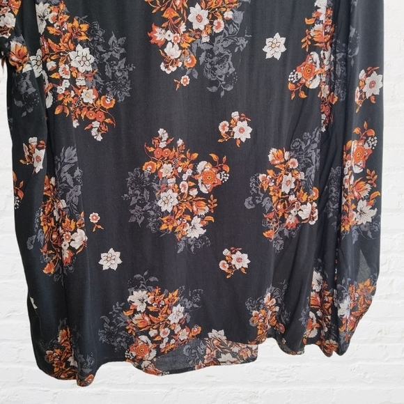 Torrid FLORAL PRINT BELL SLEEVE CHALLIS BLOUSE - Picture 9 of 11